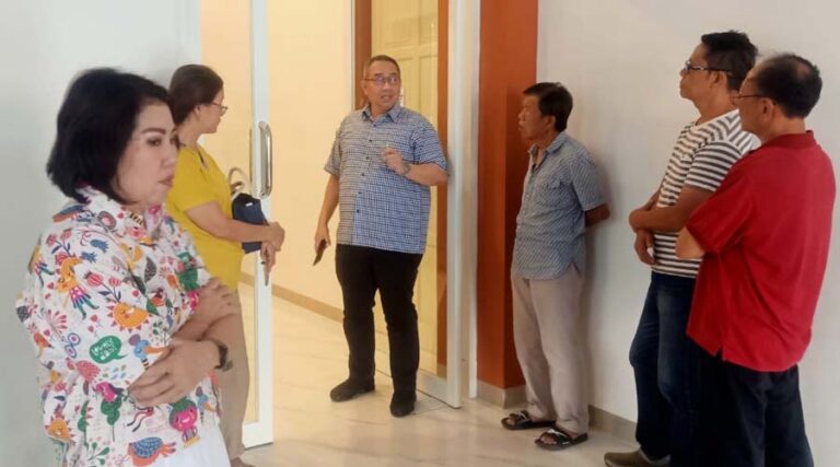 Chief Corporate Affaris Officer ERHA, Andreas Bayu Aji (tengah) mengecek kesiapan operasi katarak dan pterigium gratis di Palu, Selasa (6/8/2024). (Foto: ist)