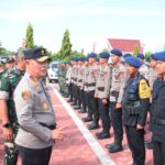 Kapolda Sulteng, Irjen Pol Agus Nugroho (kedua kiri) menginspeksi pasukan pada apel gelar pasukan Operasi Mantap Praja Tinombala 2024 di halaman Mako Polda Sulteng, Senin (19/8/2024). (Foto: Humas Polda Sulteng)