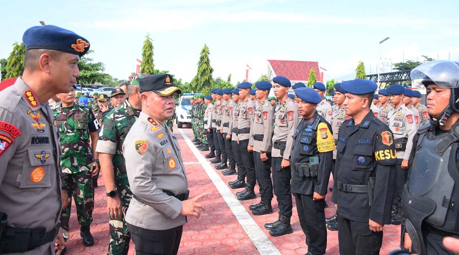 Kapolda Sulteng, Irjen Pol Agus Nugroho (kedua kiri) menginspeksi pasukan pada apel gelar pasukan Operasi Mantap Praja Tinombala 2024 di halaman Mako Polda Sulteng, Senin (19/8/2024). (Foto: Humas Polda Sulteng)