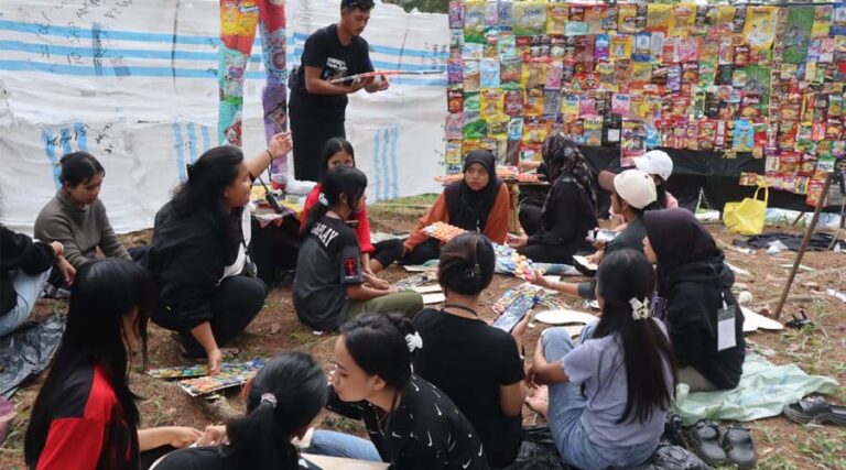 Salah satu kegiatan dalam Kemping Padu Satu yang digelar 9 komunitas anak muda di Poso, 8-10 Agustus 2024. (Foto: Padu Satu)