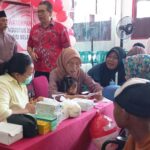 Asisten Bidang Pemerintahan dan Kesra Setda Kota Palu, Usman (tengah belakang) pada Baksos Badan Kesbangpol da FPK di Millenium Water Park, Palu, Minggu (11/8/2024). (Foto: Prokopimda Setda Kota Palu/Jufri)