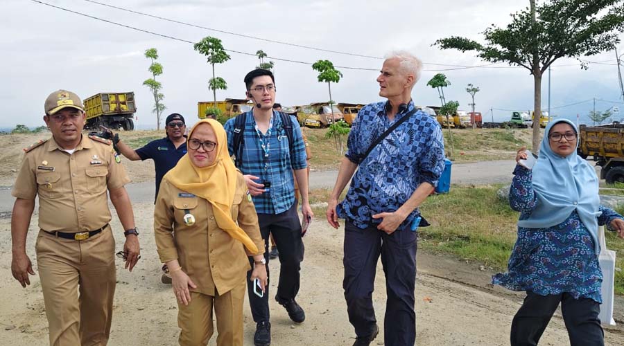 Sekkot Palu, Irmayanti (kedua kiri) membersamai tim Bank Pembangunan Jerman meninjau TPA Kawatuna, Senin (19/8/2024). (Foto: Pemkot Palu)