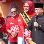 Wali Kota Palu, Hadianto Rasyid (kanan) bersama Bunda PAUD, Diah Puspita (tengah) melepas karnaval Merah Putih di Lapangan Basket KONi Kota Palu, Jumat (9/8/2024). (Foto: Prokopimda Setda Kota Palu/Jufri)