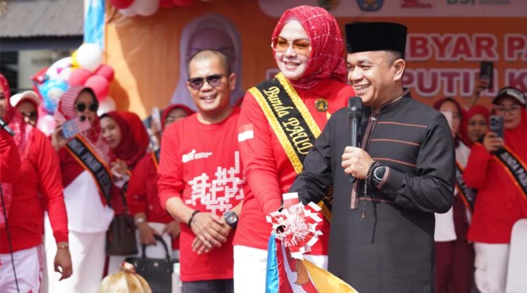 Wali Kota Palu, Hadianto Rasyid (kanan) bersama Bunda PAUD, Diah Puspita (tengah) melepas karnaval Merah Putih di Lapangan Basket KONi Kota Palu, Jumat (9/8/2024). (Foto: Prokopimda Setda Kota Palu/Jufri)