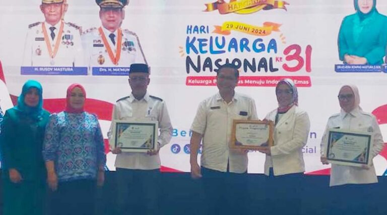 Penyerahan piagam sejumlah penghargaan pada puncak Harganas ke-31 di Palu, Rabu (7/8/2024). (Foto: ist)
