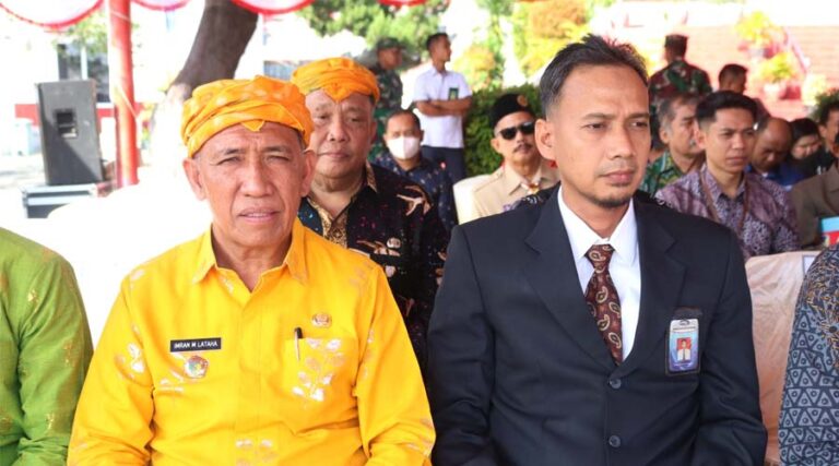 Asisten Bidang Administrasi Umum Setda Kota Palu, Imran Lataha (kiri) pada peringatan HUT ke-72 Kabupaten Donggala, Senin (12/8/2024). (Foto: Ist)