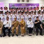 Sekkot Palu, Irmayanti (tengah) bersama Pskibraka 2024 pada pengenalan nilai-nilai kebangsaan di palu, Senin (19/8/2024). (Foto: Prokopimda Setda Kota Palu/Jufri)