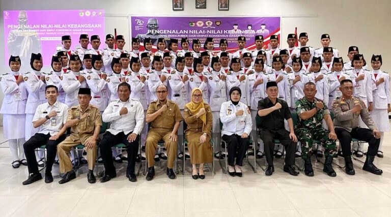 Sekkot Palu, Irmayanti (tengah) bersama Pskibraka 2024 pada pengenalan nilai-nilai kebangsaan di palu, Senin (19/8/2024). (Foto: Prokopimda Setda Kota Palu/Jufri)