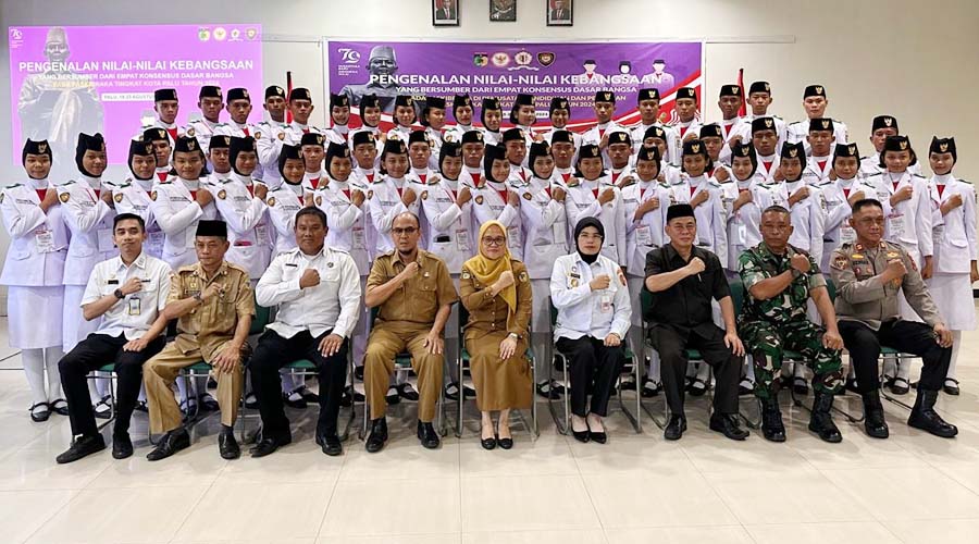 Sekkot Palu, Irmayanti (tengah) bersama Pskibraka 2024 pada pengenalan nilai-nilai kebangsaan di palu, Senin (19/8/2024). (Foto: Prokopimda Setda Kota Palu/Jufri)