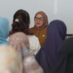 Sekkot Palu, Irmayanti Pettalolo (tengah) pada pembukaan Pelatihan Pemberdayaan Perempuan untuk Ketahanan Ekonomi Keluarga bagi Dharma Waniat persatuan di Palu, Selasa (13/8/2024). (Foto: Porkopimda Setda Kota Palu/Jufri)