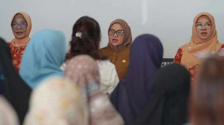 Sekkot Palu, Irmayanti Pettalolo (tengah) pada pembukaan Pelatihan Pemberdayaan Perempuan untuk Ketahanan Ekonomi Keluarga bagi Dharma Waniat persatuan di Palu, Selasa (13/8/2024). (Foto: Porkopimda Setda Kota Palu/Jufri)