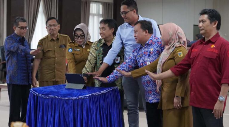 Peluncuran Sekolah Siaga Kependudukan dan Kota Palu Population Clock di Untad, Palu, Selasa (27/8/2024). (Foto: Porkopimda Setda Kota Palu/Iwan)