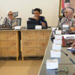 Sekkot Palu, Irmayanti (kedua kiri) bersama pimpinan OPD saat bertemu dengan tim Samsat di Ruang Rapat Kantor Wali Kota Palu, Kamis (8/8/2024). (Foto: Prokopimda Setda Kota Palu/Jufri)