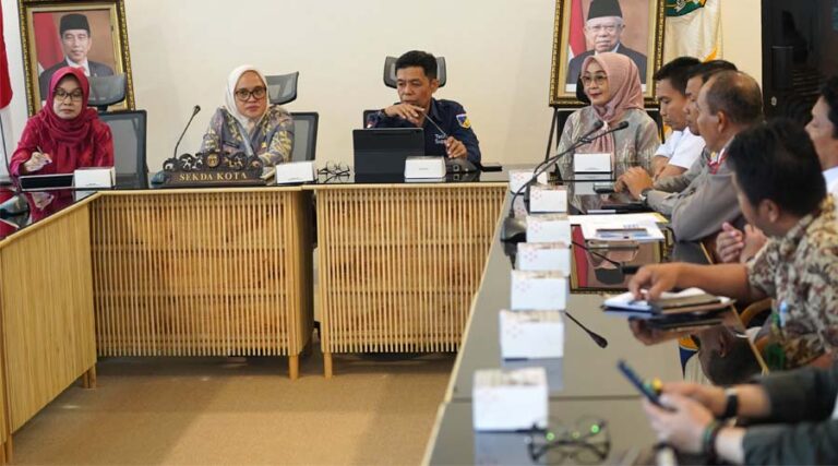 Sekkot Palu, Irmayanti (kedua kiri) bersama pimpinan OPD saat bertemu dengan tim Samsat di Ruang Rapat Kantor Wali Kota Palu, Kamis (8/8/2024). (Foto: Prokopimda Setda Kota Palu/Jufri)