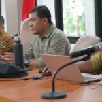 Walikota Palu Hadianto Rasyid (kedua kiri) pada pertemuan dengan Dinas Lingkungan Hidup Kota Palu fi Ruang bantaya, Selasa (6/8/2024). (Foto: Prokopimda Setda Kota Palu/Iwan)