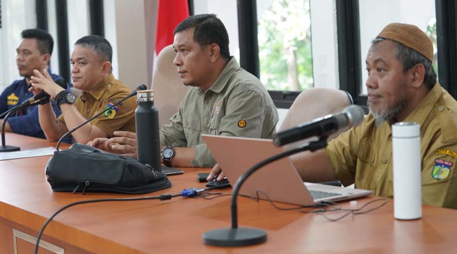 Walikota Palu Hadianto Rasyid (kedua kiri) pada pertemuan dengan Dinas Lingkungan Hidup Kota Palu fi Ruang bantaya, Selasa (6/8/2024). (Foto: Prokopimda Setda Kota Palu/Iwan)