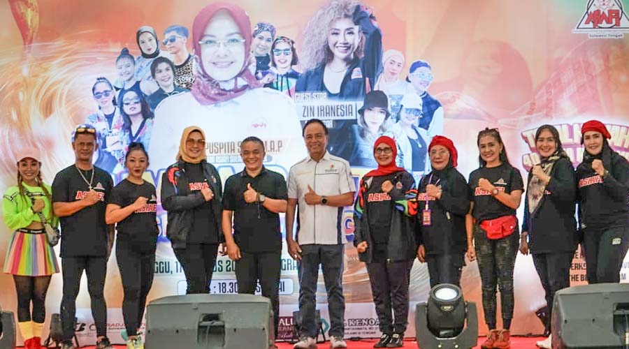 Wali Kota Palu, Hadianto Rasyid (kelima kiri) bersama Ketua ASIAFI Sulteng, Diah Puspita (keempat kanan), Ketua Kormi Sulteng dan pengurus serta tim juri berfotobersama usai pembukaan Aerobik Competition dan Zumba Party di, PGM, Minggu (11/8/2024). (Foto: Porkopimda Setda Kota Palu/Iwan)
