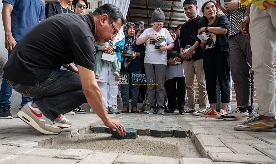 Bupati Sigi, Moh Irwan Lapatta memasang paving blok menandai peluncuran produk daur ulang sampah palstik tersebut di Palu, Sabtu (10/8/2024). (Foto: bmzIMAGES/Basri marzuki)