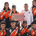 Wali Kota Palu, Hadianto Rasyid (ketiga kanan) berfoto bersama kontingen cabang olahraga bola voly pada Popda usai penyerahan bonus di Halaman Kantor Wali Kota Palu, Rabu (28/8/2024). (Foto: Porkopimda Setda Kota Palu/Iwan)