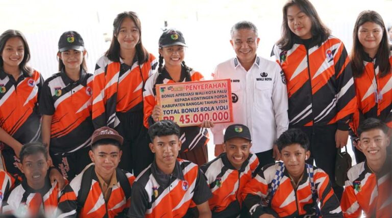 Wali Kota Palu, Hadianto Rasyid (ketiga kanan) berfoto bersama kontingen cabang olahraga bola voly pada Popda usai penyerahan bonus di Halaman Kantor Wali Kota Palu, Rabu (28/8/2024). (Foto: Porkopimda Setda Kota Palu/Iwan)