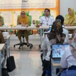 Sekkot Palu, Irmayanti (kedua kiri) bersama Kepala Diskominfonastik Koat Palu, M Ridwan Karim (kiri), Kepala BPS Kota Palu, Agus Santoso (kedua kanan) pad apembukaan FGD Kelurahan Cinta Statistik di Palu, Selasa (20/8/2024). (Foto: Prokopimda Setda Kota Palu/Jufri)