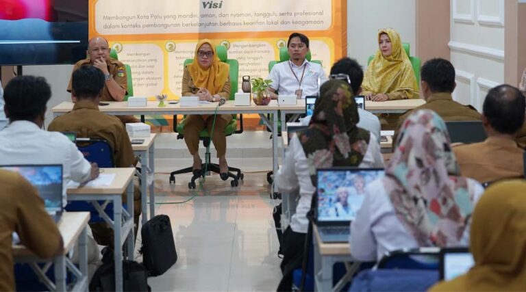 Sekkot Palu, Irmayanti (kedua kiri) bersama Kepala Diskominfonastik Koat Palu, M Ridwan Karim (kiri), Kepala BPS Kota Palu, Agus Santoso (kedua kanan) pad apembukaan FGD Kelurahan Cinta Statistik di Palu, Selasa (20/8/2024). (Foto: Prokopimda Setda Kota Palu/Jufri)
