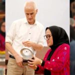 Sekkot Palu, Irmayanti (kanan) memberikan cinderamata kepada perwakilan tim Bank Pembangunan Jerman pada malam ramah tamah di Palu, Senin (19/8/2024) malam. (Foto: Porkopimda Setda Kota Palu/Iwan)