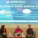 Sekkot Palu, Irmayanti Pettalolo (tengah) pada sosialisasi Netralitas ASN dalam Pilkada yang digelar Bawaslu Kota Palu di Palu, Jumat (30/8/2024). (Foto: Prokopim Setda Kota Palu/Jufri)