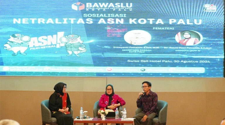 Sekkot Palu, Irmayanti Pettalolo (tengah) pada sosialisasi Netralitas ASN dalam Pilkada yang digelar Bawaslu Kota Palu di Palu, Jumat (30/8/2024). (Foto: Prokopim Setda Kota Palu/Jufri)