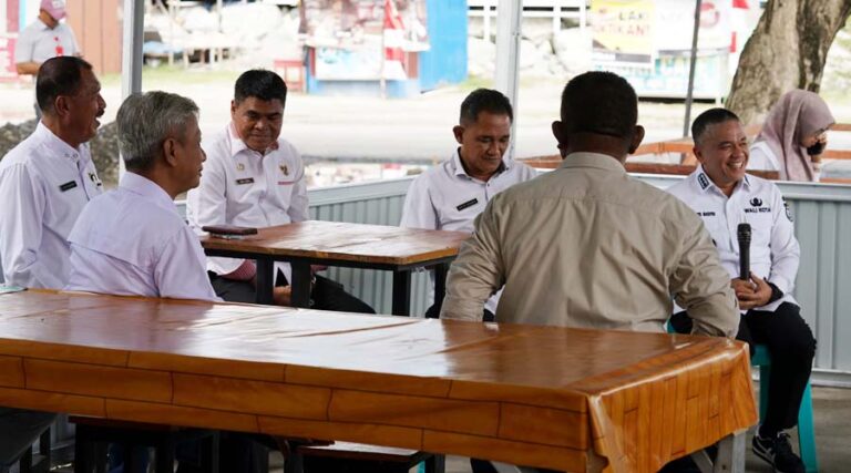 Wali Kota Palu, Hadianto Rasyid (kanan) bertemu dengan sejumlah petani garam di Talise, Rabu (28/8/2024). (Foto: Porkopimda Setda Kota Palu/Jufri)