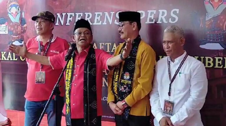 Pasangan calon Gubernur dan Wakil Gubernur Sulteng, Rusdy Mastura dan Sulaiman Agusto Hambuako memberikan keterangan usai mendaftar di KPU Sulteng, Rabu (29/8/2024). (Foto: tangkapan layar)