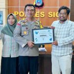 Kapolres Sigi AKBP Reja A. Simanjuntak (ketiga kiri) menerima sertfikat penghargaan dari KPKN atas kinerja terbaik IKPA di Mapolres Sigi, Kamis (22/8/2024). (Foto: Humas Polres Sigi)