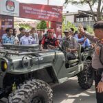 Kasat Samapta Polresta Palu, AKP Fadli (kanan) memimpin langsung pengamanan tahapan pendaftaran calon wali kota dan wakil wali kota di Kantor KPU Kota Palu, Rabu (28/8/2024). (Foto: bmzIMAGES/Basri Marzuki)