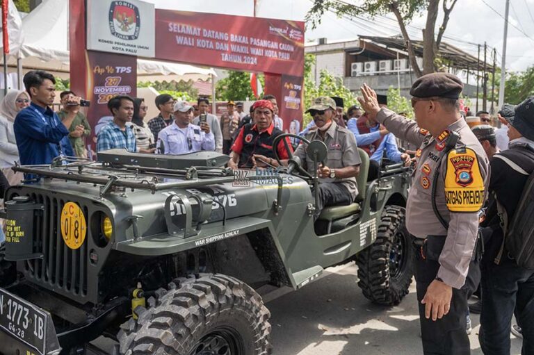 Kasat Samapta Polresta Palu, AKP Fadli (kanan) memimpin langsung pengamanan tahapan pendaftaran calon wali kota dan wakil wali kota di Kantor KPU Kota Palu, Rabu (28/8/2024). (Foto: bmzIMAGES/Basri Marzuki)