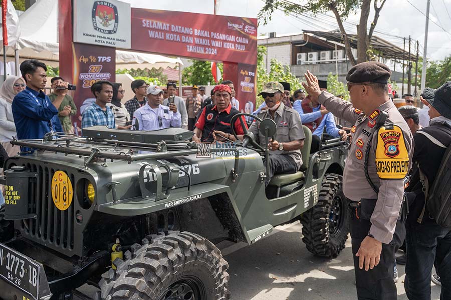 Kasat Samapta Polresta Palu, AKP Fadli (kanan) memimpin langsung pengamanan tahapan pendaftaran calon wali kota dan wakil wali kota di Kantor KPU Kota Palu, Rabu (28/8/2024). (Foto: bmzIMAGES/Basri Marzuki)