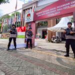 Sejumlah personel Polresta Palu berjaga di depan kantor KPU Kota Palu, Rabu (28/8/2024). (Foto: Humas Polresta Palu)