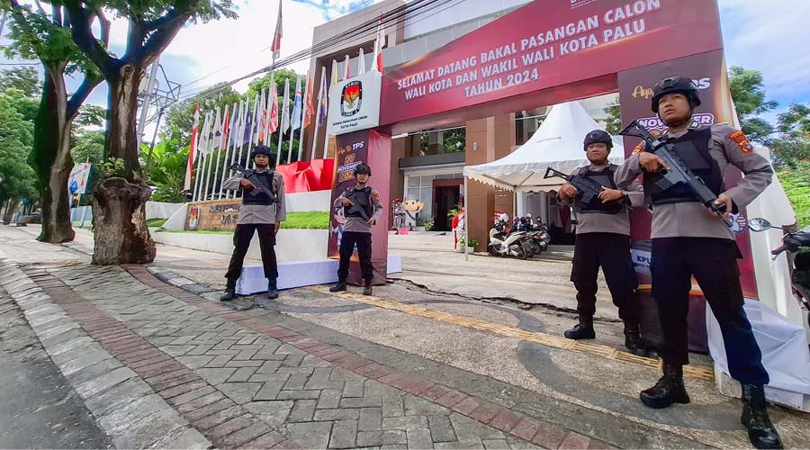 Sejumlah personel Polresta Palu berjaga di depan kantor KPU Kota Palu, Rabu (28/8/2024). (Foto: Humas Polresta Palu)