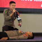 Tenaga Kesehatan Polresta Palu, Briptu Zainal Abdi mempraktikkan tentang RJP dalam kasus henti jantung dan henti napas pada Lat Pra Ops Pengamanan Pilakda Seeretnak 2024 di Palu, Senin (19/8/2024). (Foto: Humas Polresta Palu)
