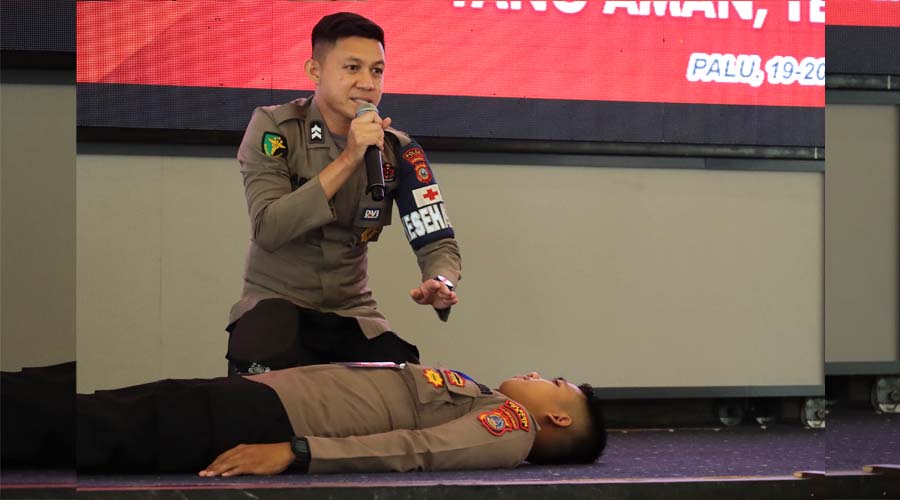 Tenaga Kesehatan Polresta Palu, Briptu Zainal Abdi mempraktikkan tentang RJP dalam kasus henti jantung dan henti napas pada Lat Pra Ops Pengamanan Pilakda Seeretnak 2024 di Palu, Senin (19/8/2024). (Foto: Humas Polresta Palu)