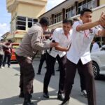 Sejumlah personel Polresta Palu yang terpilih menjadi pengawal pribadi calon wali kota-wakil wali kota mengikuti praktik pengawalan dan pengamanan di Mapolresta Palu, Selasa (13/8/2024). (Foto: Humas Polresta Palu)