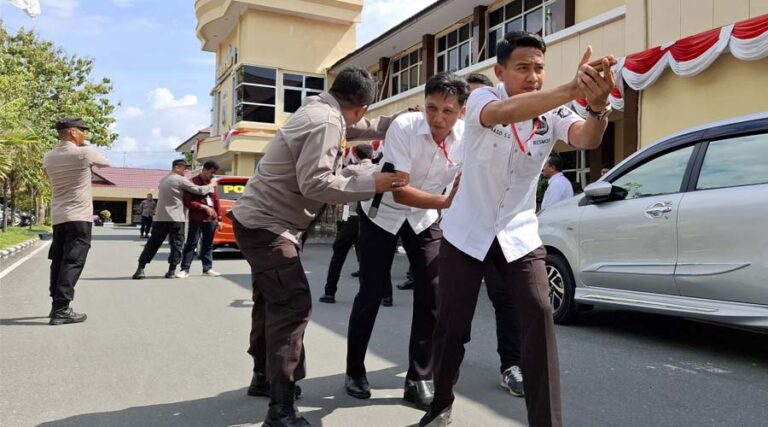 Sejumlah personel Polresta Palu yang terpilih menjadi pengawal pribadi calon wali kota-wakil wali kota mengikuti praktik pengawalan dan pengamanan di Mapolresta Palu, Selasa (13/8/2024). (Foto: Humas Polresta Palu)