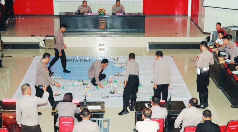 Sejumlah personel Polresta Palu mengikuti pelatihan tactical floor game di Aula Torabelo, Mapolresta Palu, Selasa (20/8/2024). (Foto: Humas Polresta Palu)
