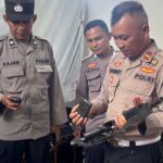 Kasi Propam Polresta Palu, Ipda Novembry mengecek senjata yang digunakan personel pada pengamanan di Kantor KPU Kota Palu, Rabu (28/8/2024). (Foto: Humas Polresta Palu)