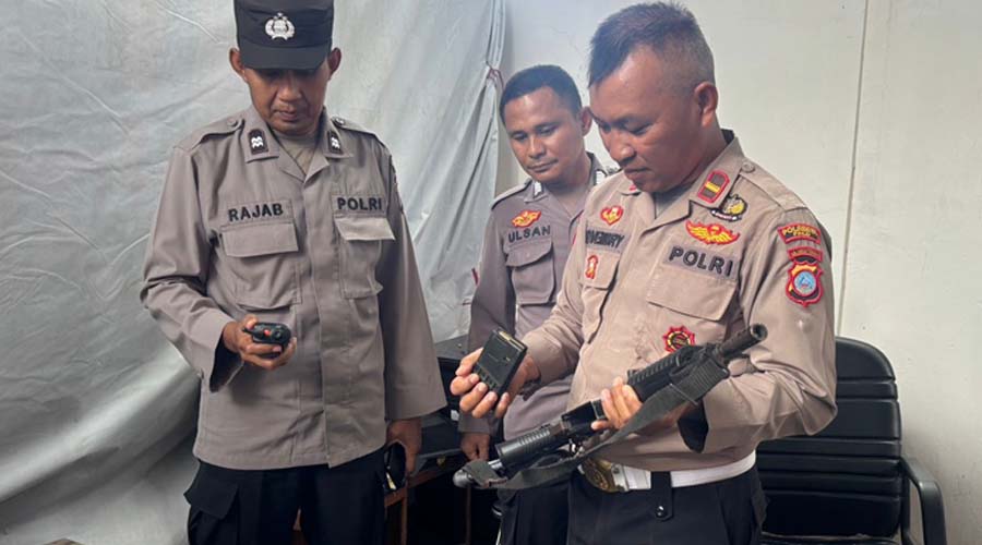 Kasi Propam Polresta Palu, Ipda Novembry mengecek senjata yang digunakan personel pada pengamanan di Kantor KPU Kota Palu, Rabu (28/8/2024). (Foto: Humas Polresta Palu)