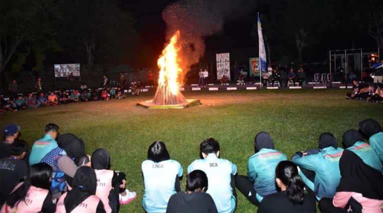 Para atlet mengikuti renungan suci menandai pentuupa Puslatda PON Sulteng di lapangan Mayonif 711 Raksatama Palu, Sabtu (10/8/2024) dini hari. (Foto: Penrem 132 Tdl)