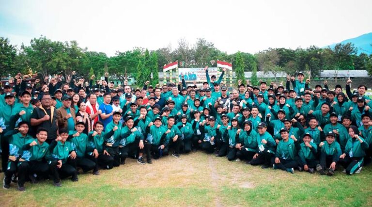 Gubernur Sulteng, Ketua kontingen dan para atlet berfoto usai pentupuan Puslatda Pon Sulteng di lapangan Yaonif 711 Raksatama, Palu, Sabtu (10/8/2024). (Foto: Humas Puslatda Sulteng)