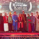 Sekkot Palu Irmayanti (tengah) berfoto bersama para pemenang dan panitia Randa Ante Kabilasa usai penutupan grand final di Palu, Minggu (18/8/2024). (Foto: Prokopimda Setda Kota Palu/Jufri)