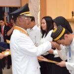 Gubernur Sulteng, Rusdy Mastura (tengah) menyerahkan remisi kemerdekaan kepada warga binaan di Lapas Kelas IIA Palu, Sabtu (17/8/2024). (Foto: Humas Kemenkumham Sulteng)