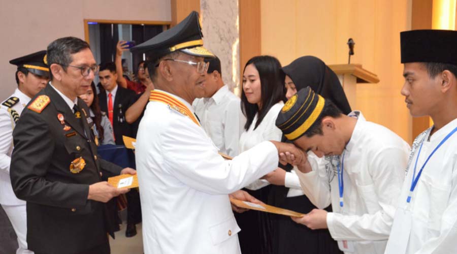 Gubernur Sulteng, Rusdy Mastura (tengah) menyerahkan remisi kemerdekaan kepada warga binaan di Lapas Kelas IIA Palu, Sabtu (17/8/2024). (Foto: Humas Kemenkumham Sulteng)