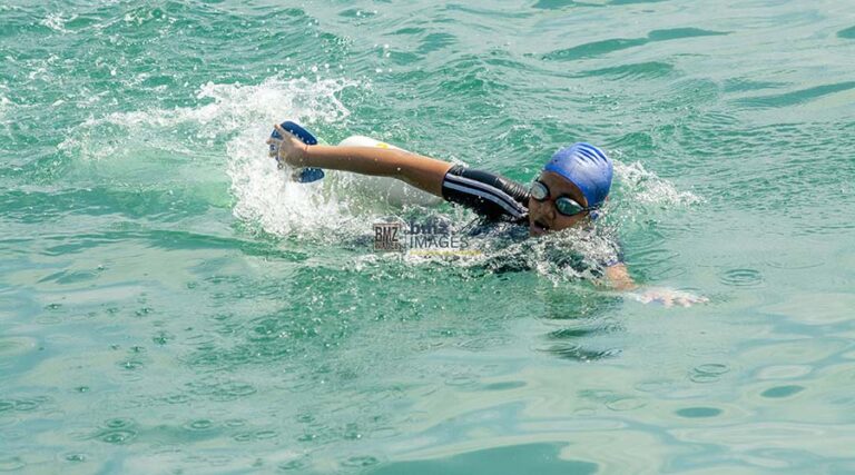 Perenang asal Palu Queenza Chandra Dewi (12) memacu kecepatan pada renang lintas Teluk Palu di Palu, Sulawesi Tengah, Minggu (11/8/2024). Renang lintas Teluk Palu yang digelar untuk keenam kalinya oleh Palu Swimming Club (PSC) dan diikuti 70 peserta termasuk peserta asing itu menempuh jarak tujuh kilometer dan Queenza Chandra Dewi (12 tahun) pelajar SMP Negeri 14 Palu mencatat waktu tercepat 3 jam 30 menit. (bmzIMAGES/Basri Marzuki)